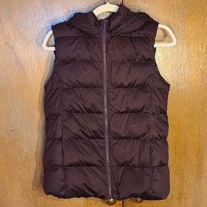 Uniqlo down puffer vest with hood - eggplant